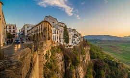 Thị trấn cổ xây dựng bên bờ hẻm núi sâu 120 m