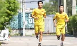 Ông Park bắt hai cầu thủ chấn thương chạy giữa trưa nắng