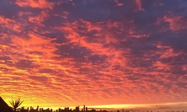 Cảnh Mặt Trời mọc đỏ rực một góc trời ở Australia