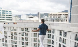 Người đàn ông mạo hiểm đi trên dây nối 2 khách sạn cao tầng