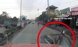 Chuyển làn ẩu ô tô bị container tông bay lên dải phân cách