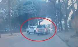 Người phụ nữ tập lái ô tô đâm vào xe khác trên đường