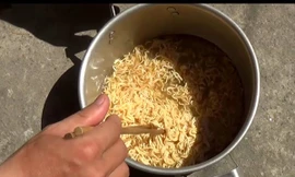 Nấu chín mỳ tôm dưới nắng nóng hơn 40 độ C ở Hà Nội