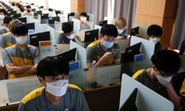 Người dân Trung Quốc trở lại làm việc giữa đại dịch corona