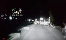 Tài xế ô tô ép ngã 2 xe máy dàn hàng ngang rồi tăng ga bỏ chạy