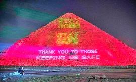 Kim tự tháp Ai Cập, tháp Eiffel rực sáng thông điệp chống dịch