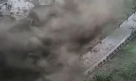 Thót tim 1 người thoát khỏi lở đất ập xuống trong tích tắc