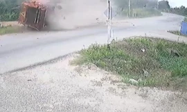 Xe tải chở rác lộn nhiều vòng, người đi xe máy thoát chết thần kỳ