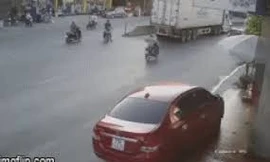 Người đi xe máy qua đường bị ô tô khách đâm nguy kịch
