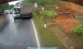 Xe cứu hộ chạy lấn làn đâm trực diện xe ben