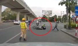 Thanh niên không đội mũ bảo hiểm lái xe máy tông thẳng vào cảnh sát