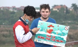 Khách Tây giúp thả cá, dọn rác