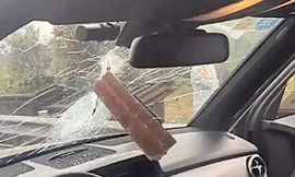 Tài xế suýt chết khi thanh sắt đâm xuyên kính chắn gió