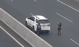 Tài xế dừng xe chụp ảnh ở làn 120 km/h trên cao tốc