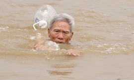 Cụ ông 80 tuổi bơi sông Hồng