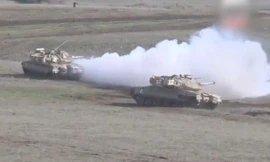 Xe tăng hiện đại Israel diễn tập bắn đạn thật và sử dụng màn khói