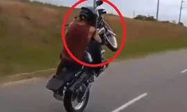 Nam thanh niên cụt tay bốc đầu xe máy trên đường