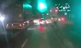 Tài xế xe máy phóng nhanh đâm vào ôtô rồi ngã vào gầm container