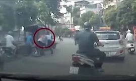 Thanh niên cố tình phi xe máy húc ngã dân phòng tại Hà Nội