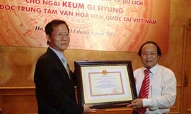 Trao Kỷ niệm chương cho Giám đốc Trung tâm Văn hóa Hàn Quốc tại Việt Nam