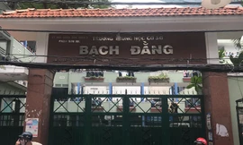 Sáng 27/5, học sinh THCS Bạch Đằng được ra về bằng cổng giữ xe thay vì đi cổng chính