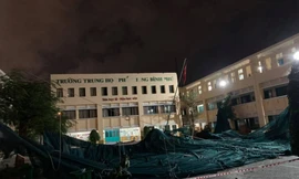 Một trường học tại TP.HCM bị tốc mái vì cơn dông có lốc khiến 2000 học sinh nghỉ học 