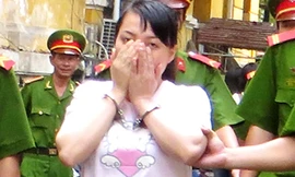 Nữ tiếp viên rạch mặt sếp vì bị lấy tiền bo