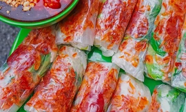 Ăn vặt với bò bía tôm chấy chỉ 2K5 hoặc bánh hotdog ngập phô mai, cắn một miếng là hết ý