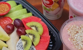 Hẹn hò Sài Gòn: “Đột kích” hàng chè miền Tây hơn 40 năm tuổi và tiệm trái cây bốn mùa