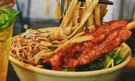 Hẹn hò Sài Gòn: Măm măm sườn cây siêu to khổng lồ và phá lấu ngon nhất Quận 1