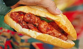 Thực đơn “chống gầy” lý tưởng: Cơm gà xối mỡ và bánh mì nem nướng ngon lịm tim