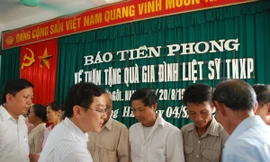 'Tiền Phong' trao quà cho các gia đình liệt sĩ TNXP hi sinh tại Ga Gôi năm 1966