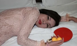 Can lộ lộ lại tạo dáng phản cảm với vợt bóng bàn