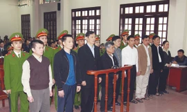 Bị cáo Phạm Thanh Bình (hàng đầu, thứ ba từ trái sang) cùng các đồng phạm tại tòa Ảnh: TTXVN