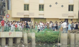 Dự án VSMT thiếu rào chắn khiến một trẻ em rơi xuống kênh Ảnh: HT