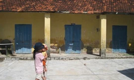 Hàng trăm học sinh hơn 20 năm sống cùng 'kho thuốc độc'