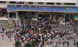 Cửa hàng tiện lợi tại chung cư vạn dân Hà Nội bốc cháy, dân lao vào dập lửa