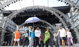 Phú Quốc United Center đông kín fan chờ đón Maroon 5 