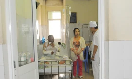 Bệnh nhân Đặng Văn Tiệp - một trong năm bệnh nhân đang điều trị tại Khoa bỏng người lớn. Ảnh: Tuấn Nguyễn