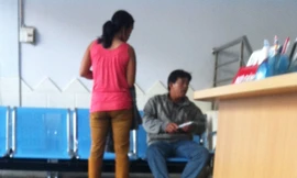 Vợ chồng chị Nguyễn Thị L. đang chờ khám tại phòng khám y học cổ truyền Huê Hạ vào sáng 19-7 trước khi tai biến xảy ra Ảnh: L.N