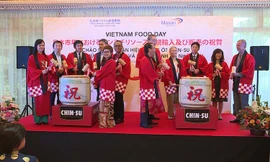 Lễ đập rượu hạnh phúc - một nghi thức của Nhật Bản khi khai trương ra mắt nhằm mang lại may mắn 