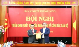 Uỷ viên Bộ chính trị, Trưởng ban kinh tế TW ông Nguyễn Văn Bình trao quyết định cho ông Nguyễn Hồng Sơn, nguyên phó GĐ ĐH Quốc gia giữ chức Phó Trưởng ban kinh tế từ ngày 4/4/2019.