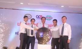 ban lãnh đạo CIC và nhà thầu chạm cầu khởi động hệ thống hỗ trợ thông tin tín dụng cho khách hàng 