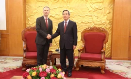  Trưởng ban kinh tế Trung ương Nguyễn Văn Bình khuyến khích đại diện Google nên tính việc mở văn phòng tại VN. 