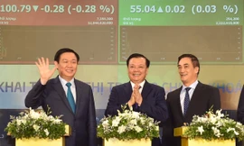 Phó Thủ tướng Vương Đình Huệ và lãnh đạo ngành tài chính tại lễ khai trương CKPS sáng nay 9/8 