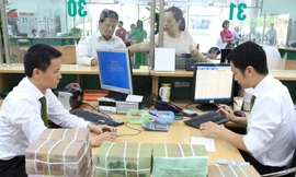 Trong khi thị trường liên ngân hàng lãi suất hạ thì lãi suất VND tại các NHTM vẫn cao