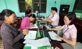 Các hộ gia đình có con là HSSV nhận vốn vay ưu đãi tại các Điểm giao dịch của NHCSXH