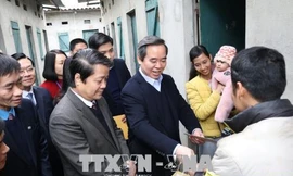 Đồng chí Nguyễn Văn Bình, Trưởng ban Kinh tế Trung ương tặng quà cho công nhân lao động nghèo, vươn lên trong cuộc sống.