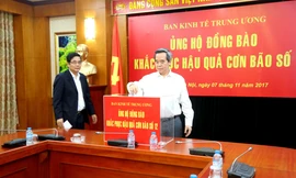 Trưởng Ban kinh tế TƯ Nguyễn Văn Bình và Phó Ban Thường trực Cao Đức Phát cùng các lãnh đạo và CBNV Ban kinh tế Trung ương tham gia ủng hộ 