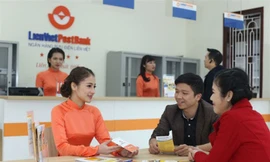 Vợ Chủ tịch và Tổng giám đốc LienVietPostBank mua gom cổ phiếu 